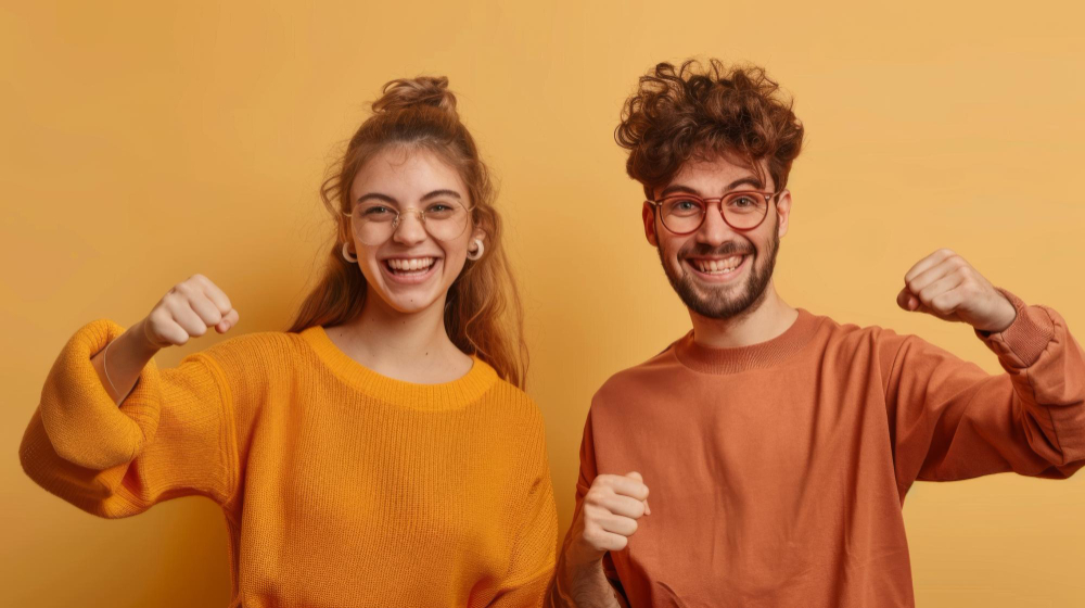 Kobieta i mężczyzna, radośni.